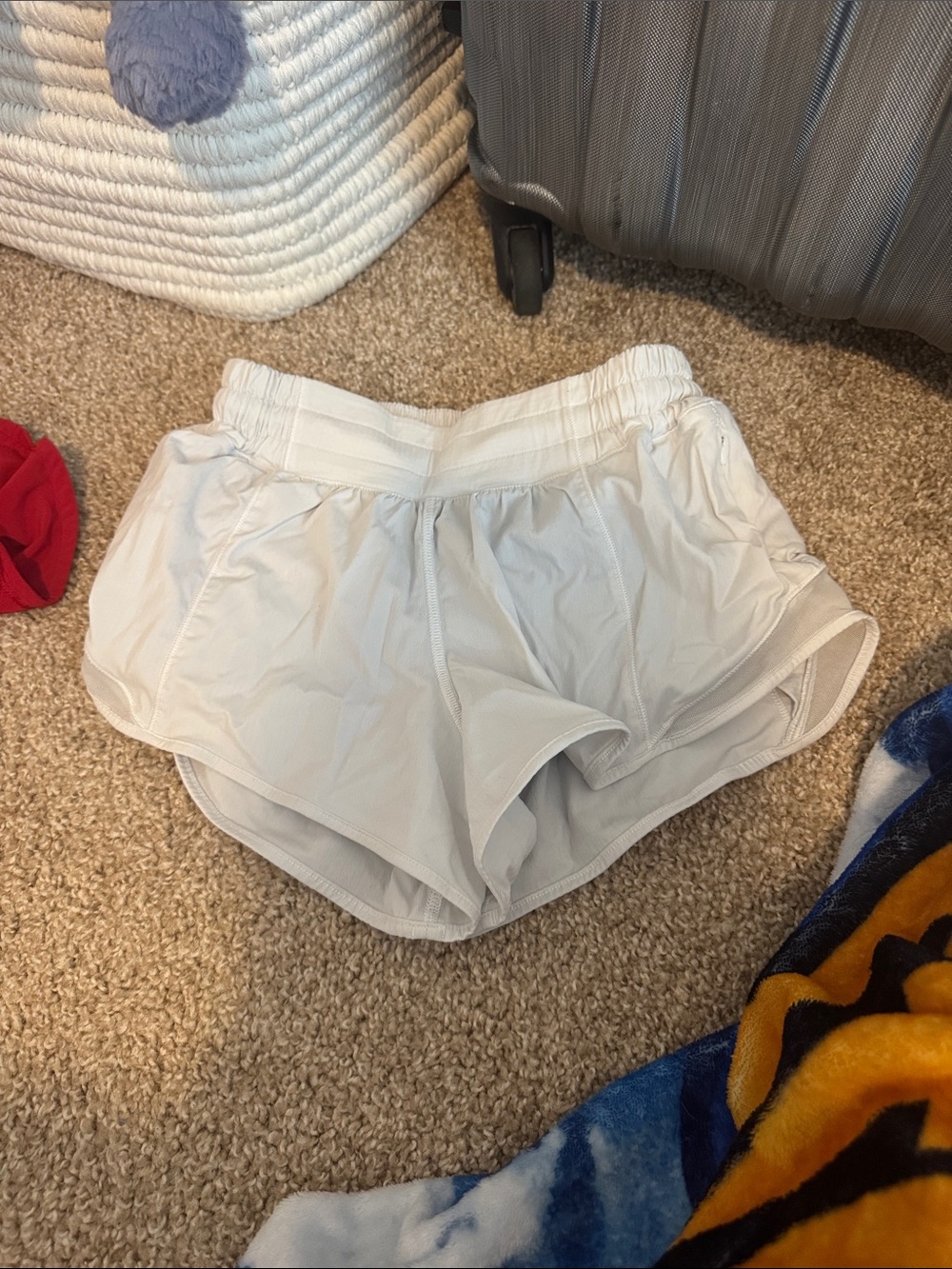 Lululemon white 2.5 inch hotty hot shorts